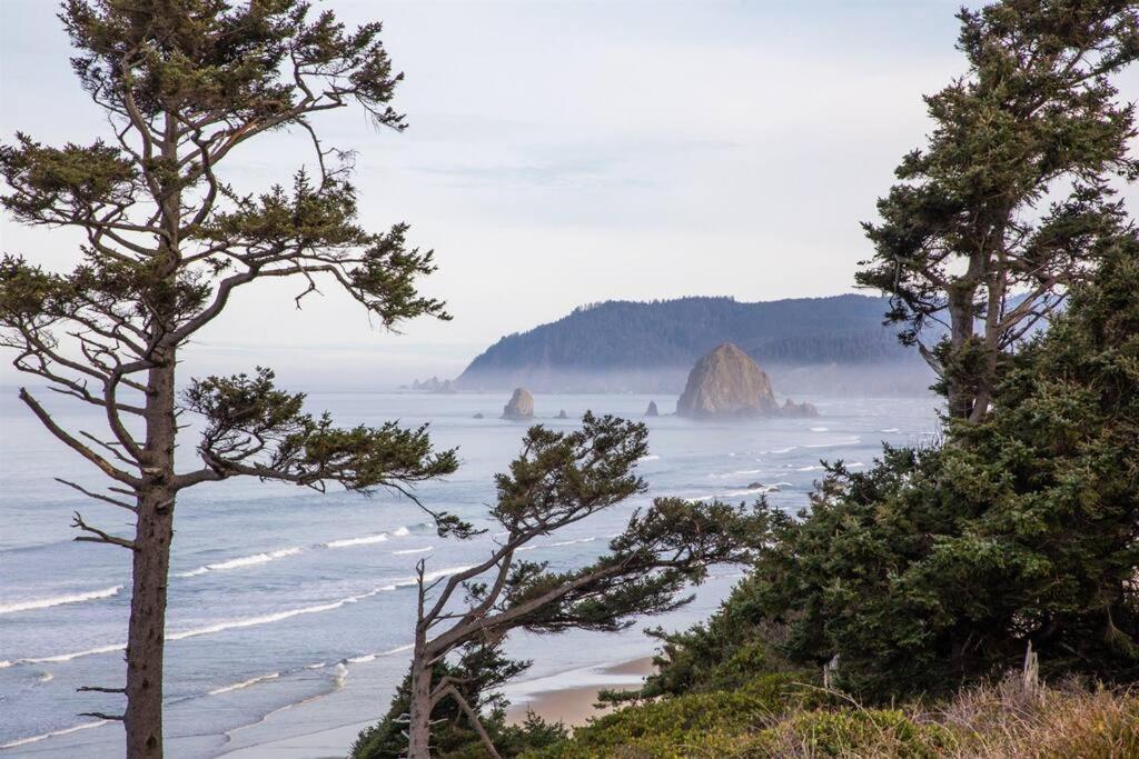 Cannon Beach Vibes, Steps To The Beach,Wifi,3 Full Bedroom En Suites With 3 Fireplaces,Near Downtown ภายนอก รูปภาพ